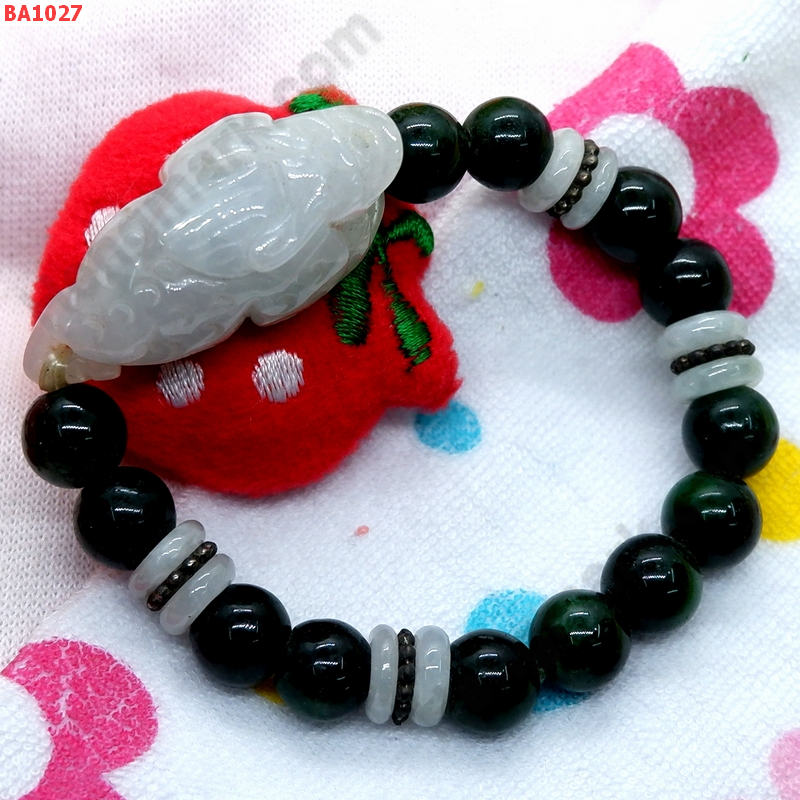 BA1027 สร้อยข้อมือกบคาบเหรียญร้อยกับหยกเขียวเข้ม ราคา 479 บาท http://ww2.hengmark.com/view_product/BA1027.htm