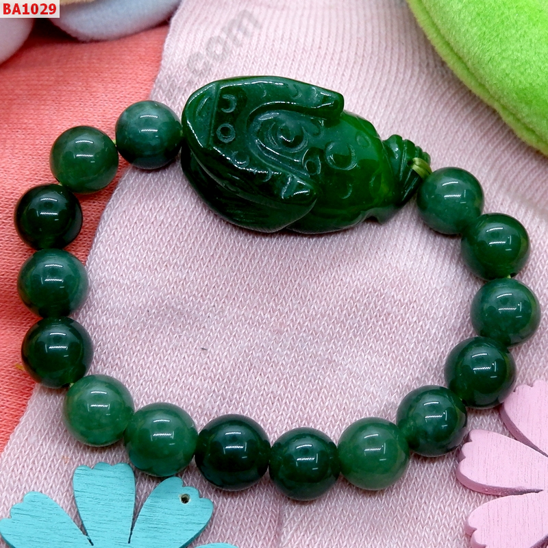 BA1029 สร้อยข้อมือกบคาบเหรียญหินหยกเขียวเข้ม ราคา 469 บาท http://ww2.hengmark.com/view_product/BA1029.htm