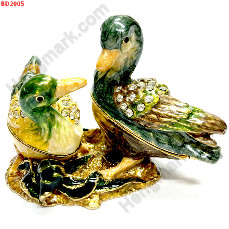 BD2005 เป็ดแมนดารินคู่ทองเหลืองลงยาประดับคริสตัล ราคา 1200 บาท http://ww2.hengmark.com/view_product/BD2005.htm