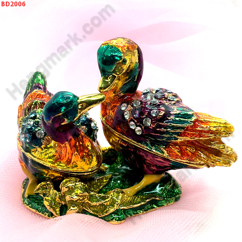 BD2006 เป็ดแมนดารินคู่ลงยาประดับคริสตัล ราคา 1200 บาท http://ww2.hengmark.com/view_product/BD2006.htm