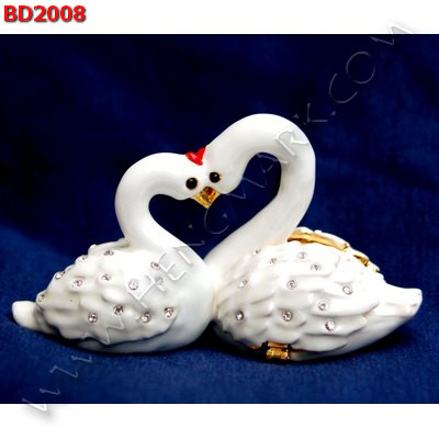 BD2008 หงส์ขาวคู่ทองเหลืองลงยาประดับคริสตัล ราคา 1200 บาท http://ww2.hengmark.com/view_product/BD2008.htm