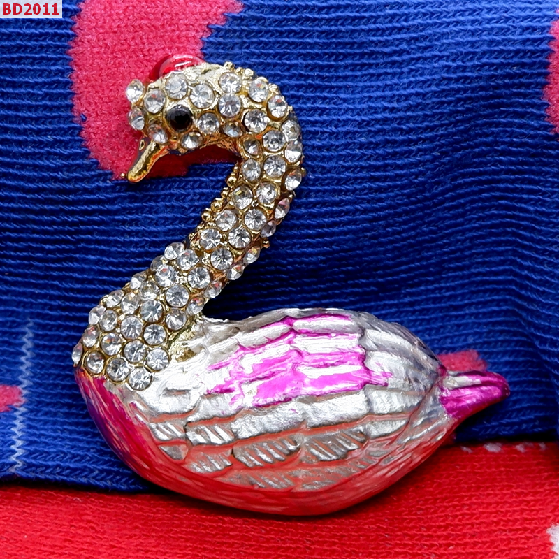 BD2011 หงส์ขาวฝังคริสตัล แม่เหล็กติดตู้เย็น ราคา 229 บาท http://ww2.hengmark.com/view_product/BD2011.htm