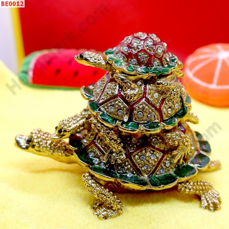 BE0012 เต่า 3 ตัว สีทองเขียว ตลับเครื่องประดับฝังคริสตัล ราคา 899 บาท http://ww2.hengmark.com/view_product/BE0012.htm
