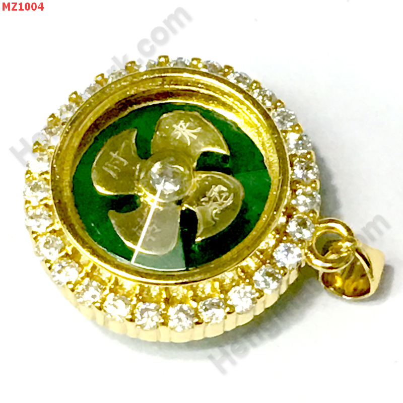 MZ1004 จี้กังหันสีทอง ฝังพลอย หลังหยกเขียว ราคา 469 บาท http://ww2.hengmark.com/view_product/MZ1004.htm