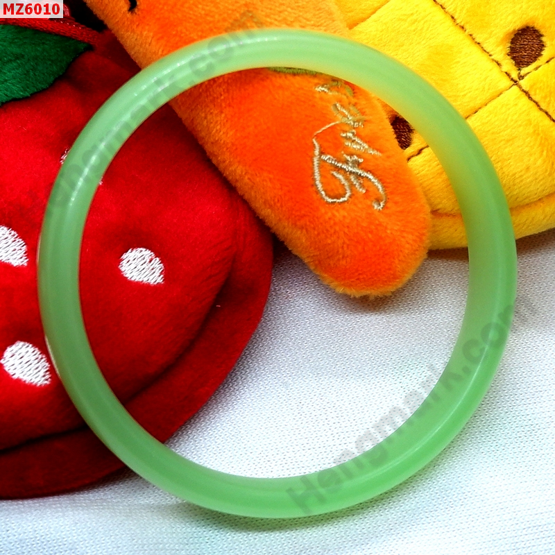 MZ6010 กำไลหิน สีเขียวอ่อน ราคา 199 บาท http://ww2.hengmark.com/view_product/MZ6010.htm