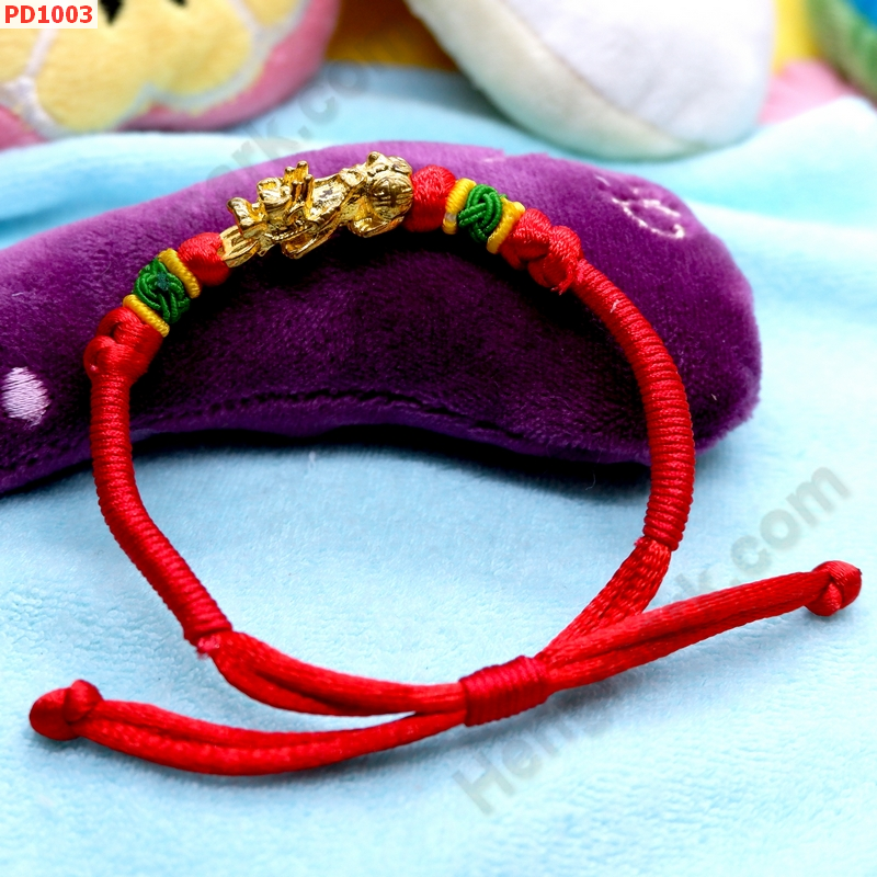 PD1003 สร้อยข้อมือปี่เซียะสีทองร้อยสร้อยเชือกแดง ราคา 129 บาท http://ww2.hengmark.com/view_product/PD1003.htm