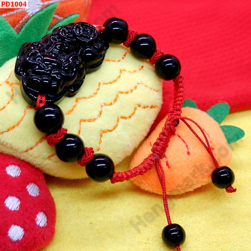 PD1004 สร้อยข้อมือปี่เซียะหินสีดำเชือกแดง ราคา 199 บาท http://ww2.hengmark.com/view_product/PD1004.htm