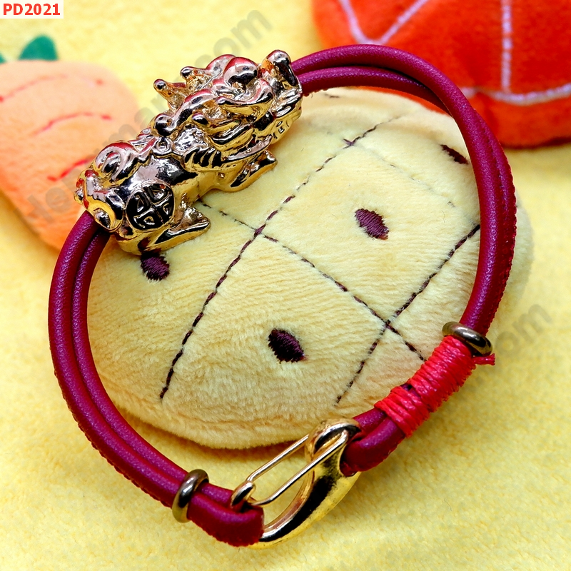 PD2021 สร้อยข้อมือปี่เซียะทอง สายหนังสีแดง ราคา 299 บาท http://ww2.hengmark.com/view_product/PD2021.htm
