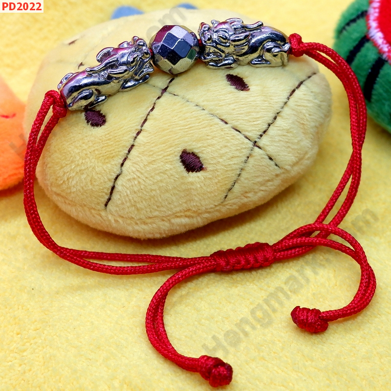 PD2022 สร้อยข้อมือเชือกปี่เซียะคู่่สีเงิน เชือกแดง ราคา 229 บาท http://ww2.hengmark.com/view_product/PD2022.htm