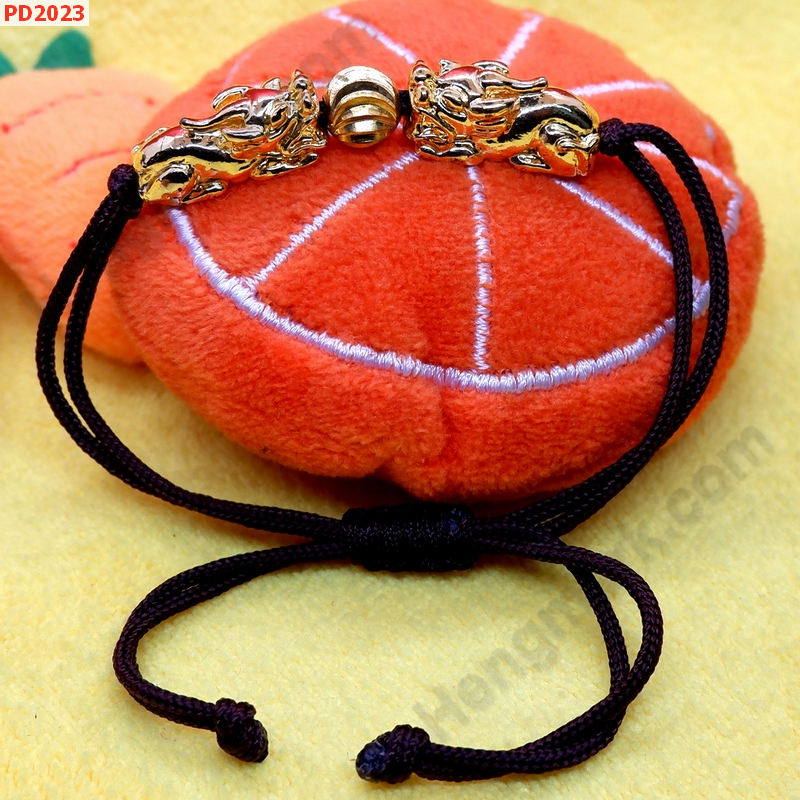PD2023 สร้อยข้อมือเชือกปี่เซียะคู่่สีทอง เชือกน้ำตาล ราคา 229 บาท http://ww2.hengmark.com/view_product/PD2023.htm