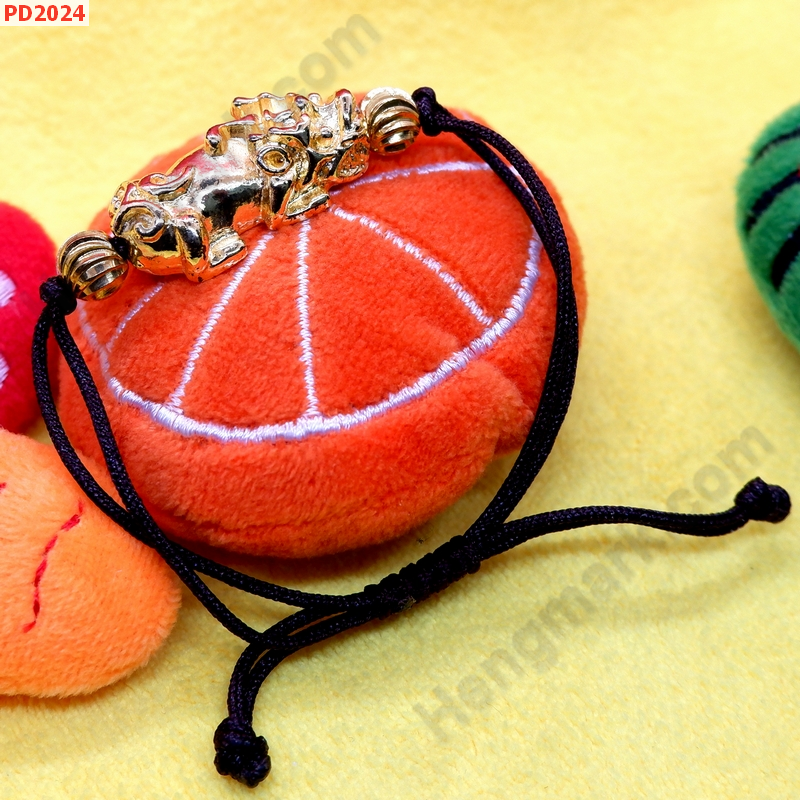 PD2024 สร้อยข้อมือเชือกปี่เซียะสีทอง เชือกน้ำตาล ราคา 269 บาท http://ww2.hengmark.com/view_product/PD2024.htm