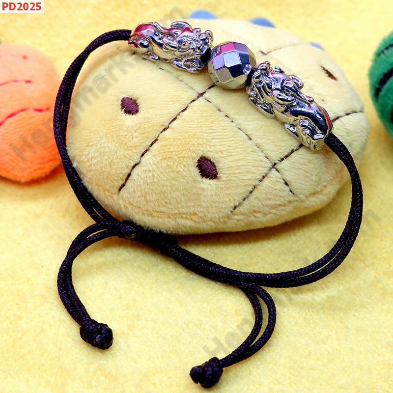 PD2025 สร้อยข้อมือเชือกปี่เซียะสีเงินคู่ เชือกน้ำตาล ราคา 229 บาท http://ww2.hengmark.com/view_product/PD2025.htm