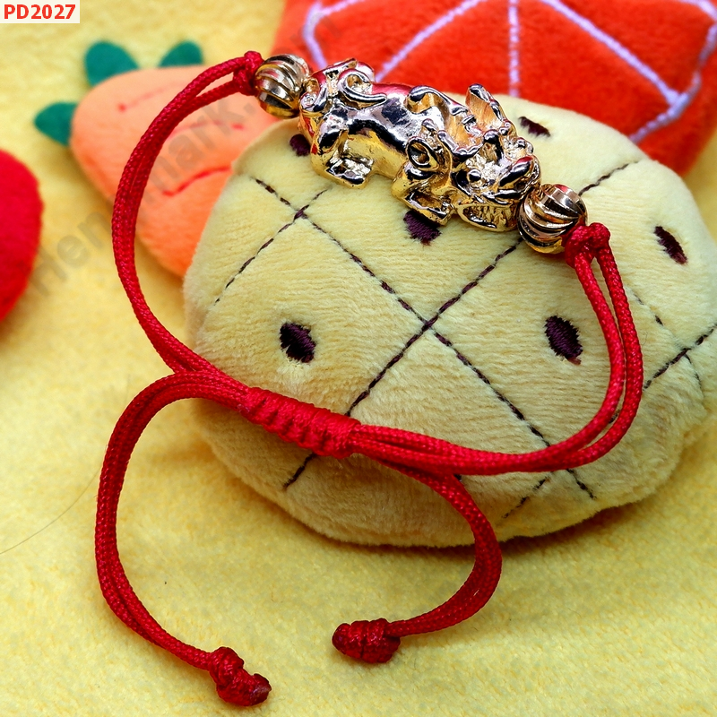 PD2027 สร้อยข้อมือเชือกปี่เซียะสีทอง เชือกซาตินแดง ราคา 299 บาท http://ww2.hengmark.com/view_product/PD2027.htm