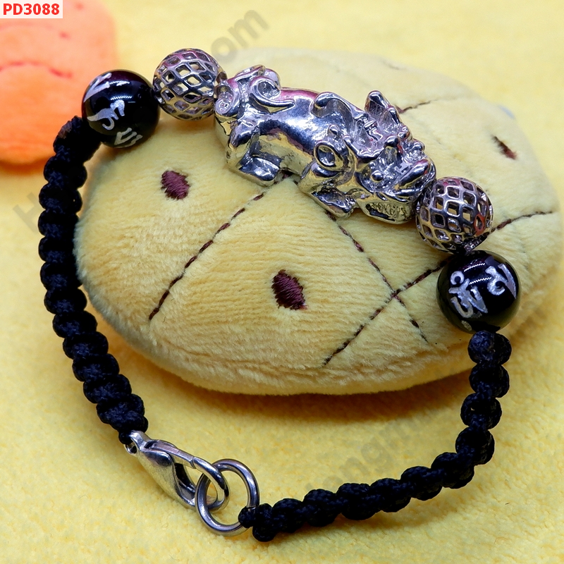 PD3088 สร้อยข้อมือเชือกปี่เซียะสีเงิน+คาถา ราคา 399 บาท http://ww2.hengmark.com/view_product/PD3088.htm