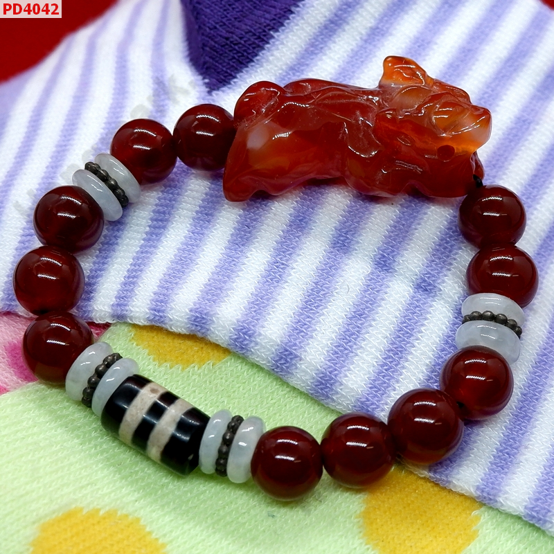 PD4042 สร้อยข้อมือปี่เซียะหินสีแดง+DZI ราคา 499 บาท http://ww2.hengmark.com/view_product/PD4042.htm
