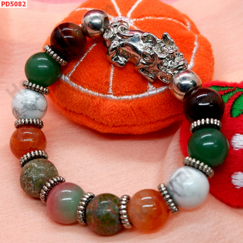 PD5082 สร้อยข้อมือปี่เซียะสีเงินร้อยกับหินหลากสี ราคา 559 บาท http://ww2.hengmark.com/view_product/PD5082.htm