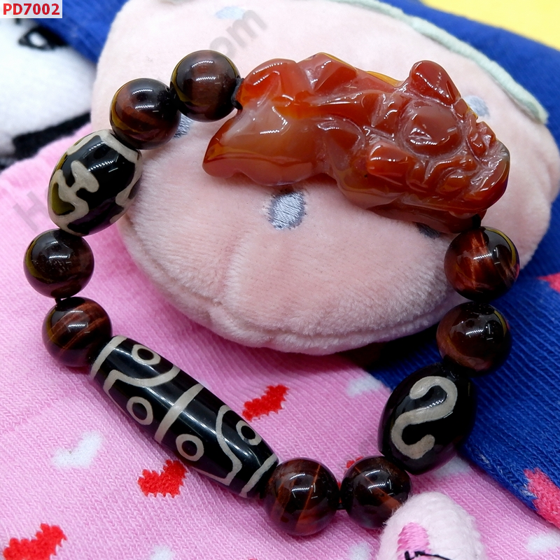 PD7002 สร้อยข้อมือปี่เซียะหินสีแดง+DZI  ราคา 739 บาท http://ww2.hengmark.com/view_product/PD7002.htm
