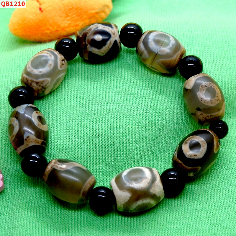 QB1210 สร้อยข้อมือ DZI 8 เม็ด ลาย 3 ตา หรูยี่ ตามังกร ราคา 399 บาท http://ww2.hengmark.com/view_product/QB1210.htm