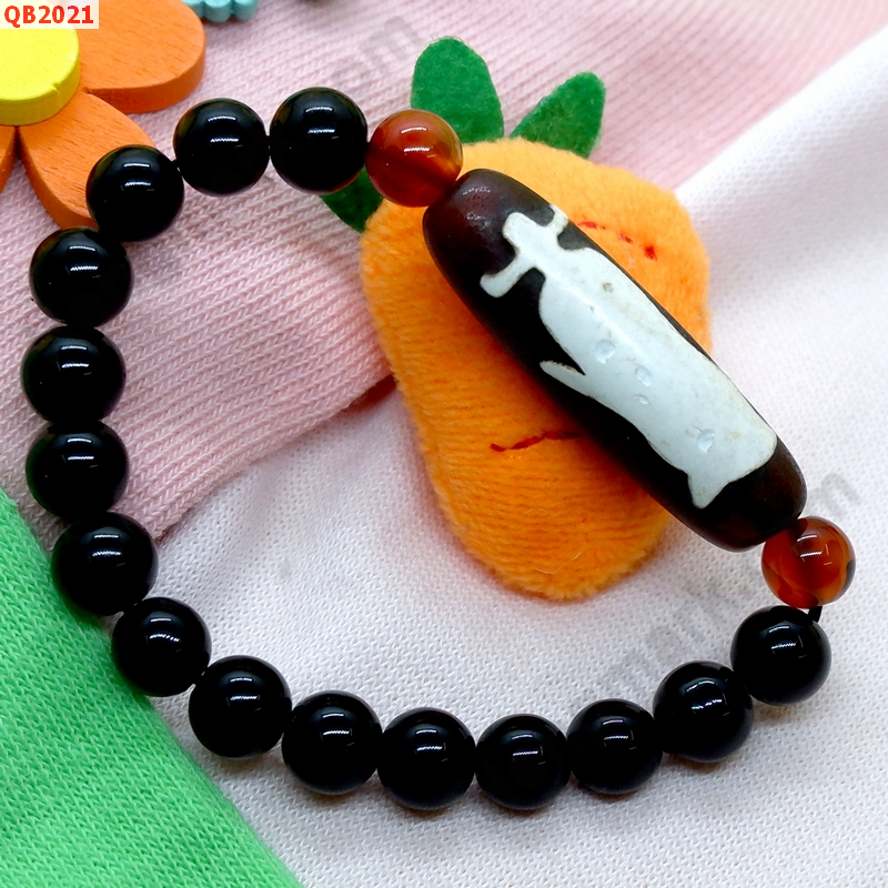 QB2021 สร้อยข้อมือหินDZI ไฉ่ซิงเอี๊ย และคาถาทิเบต ราคา 399 บาท http://ww2.hengmark.com/view_product/QB2021.htm