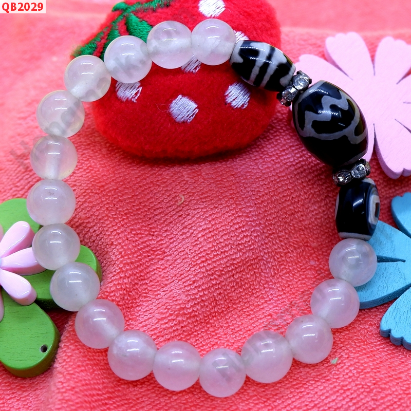 QB2029 สร้อยข้อมือหินDZI  ดอกบัว 1 ตา และเขี้ยวเสือคู่ ราคา 399 บาท http://ww2.hengmark.com/view_product/QB2029.htm