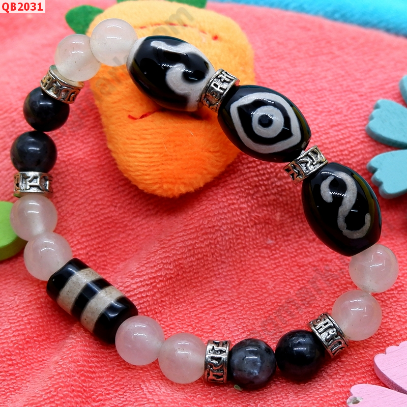 QB2031 สร้อยข้อมือหินDZI  ตามังกร ตะขอ หรูยี่และ 2 เส้น ราคา 499 บาท http://ww2.hengmark.com/view_product/QB2031.htm