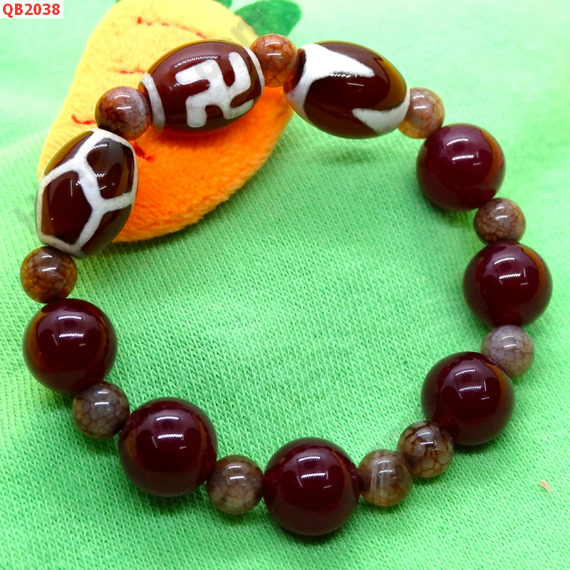 QB2038 สร้อยข้อมือหินDZI  สวัสดิกะ เขี้ยวเสือและ กระดองเต่า ราคา 399 บาท http://ww2.hengmark.com/view_product/QB2038.htm