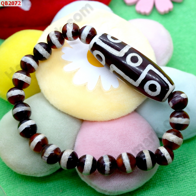 QB2072 สร้อยข้อมือหินDZI 9 ตา หมอยา ราคา 599 บาท http://ww2.hengmark.com/view_product/QB2072.htm