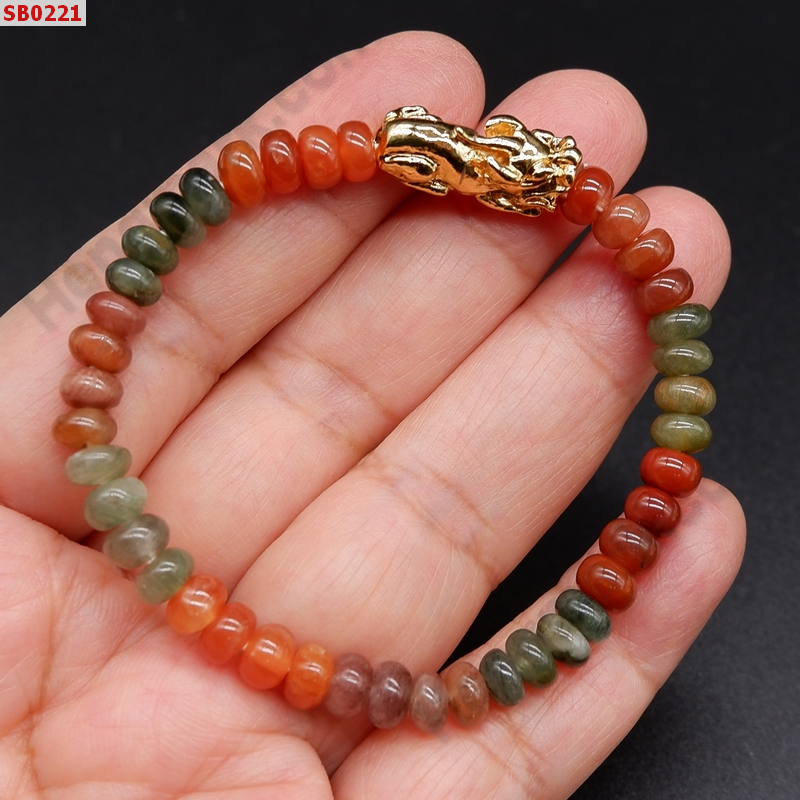 SB0221 สร้อยข้อมือหยก 4 สี+ปี่เซียะสีทอง ราคา 249 บาท http://ww2.hengmark.com/view_product/SB0221.htm