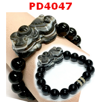  สร้อยข้อมือปี่เซียะหินอะเก็ต+DZI สร้อยข้อมือปี่เซียะหินอะเก็ต 12 มม. 13 เม็ด+DZI 1 เม็ด
 ปี่เซียะ (พีซิว) เป็นสัตว์นำโชคจากสวรรค์ ไม่มีรูทวาร “กินอย่างเดียวไม่ถ่ายออก” พกพาติดตัว ช่วยป้องกันภูติผีปีศาจและสิ่งชั่วร้าย ช่วยให้เจ้าของที่เป็นนักธุรกิจ หรือผู้ที่ต้องการเงินมาก มายสมหวัง ทั้งเรื่องค้าขายปกติ และเรื่องเสี่ยงโชค  การเล่นหุ้น ปี่เซียะจะช่วยให้สมหวังในเรื่องนี้ อย่างแน่นอน

 (เพิ่ม/ลดขนาด ราคา เพิ่ม/ลดตามจำนวนหิน)