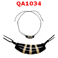 สร้อยคอหินทิเบตรูปบูมเมอแรง ลาย 3 เส้น