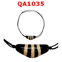 สร้อยคอหินทิเบตรูปบูมเมอแรง ลาย 3 เส้น