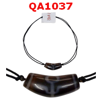 QA1037 : สร้อยคอหินทิเบตรูปบูมเมอแรง ลายผู้สูงศักดิ์